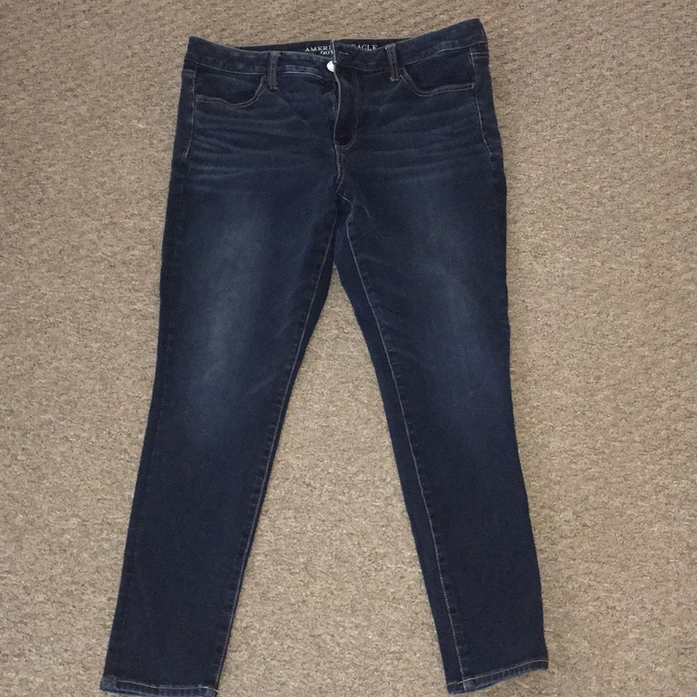 Dark wash American Eagle Jegging.